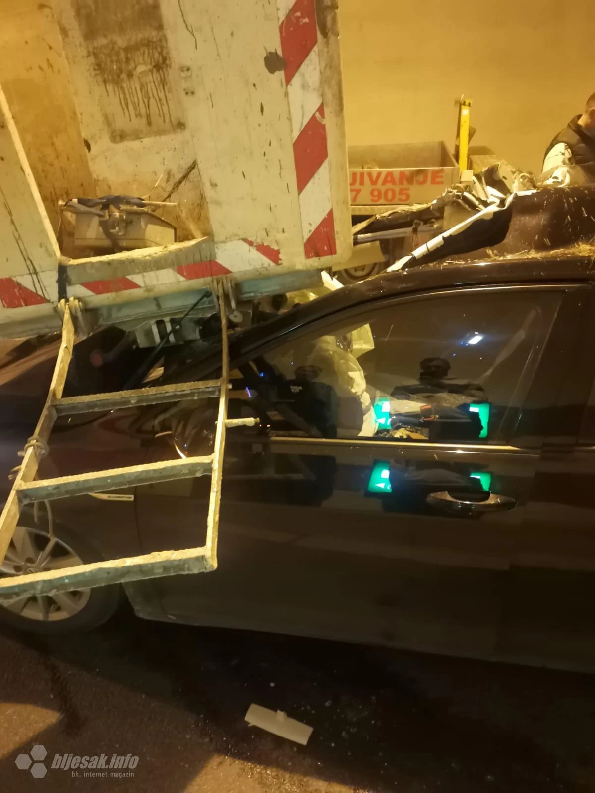 Teška nesreća na autoputu - Automobil se zabio u korpu autodizalice