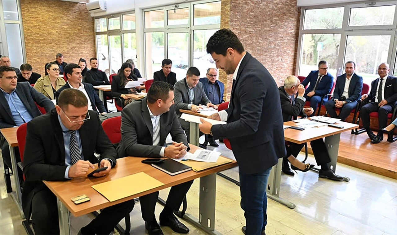 Zastupnik podijelio matematički zadatak na Skupštini ŽZH - Možete li ga riješiti?