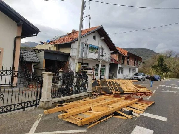 Olujno nevrijeme i jaki udari vjetra prouzrokovali veliku štetu i probleme u Bihaću i USK