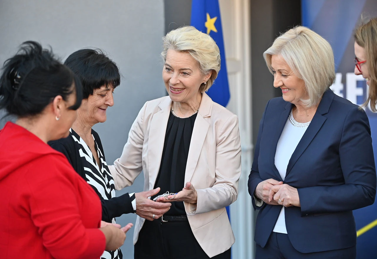 Ursula von der Leyen uručila ključeve stanova za 27 obitelji u BiH