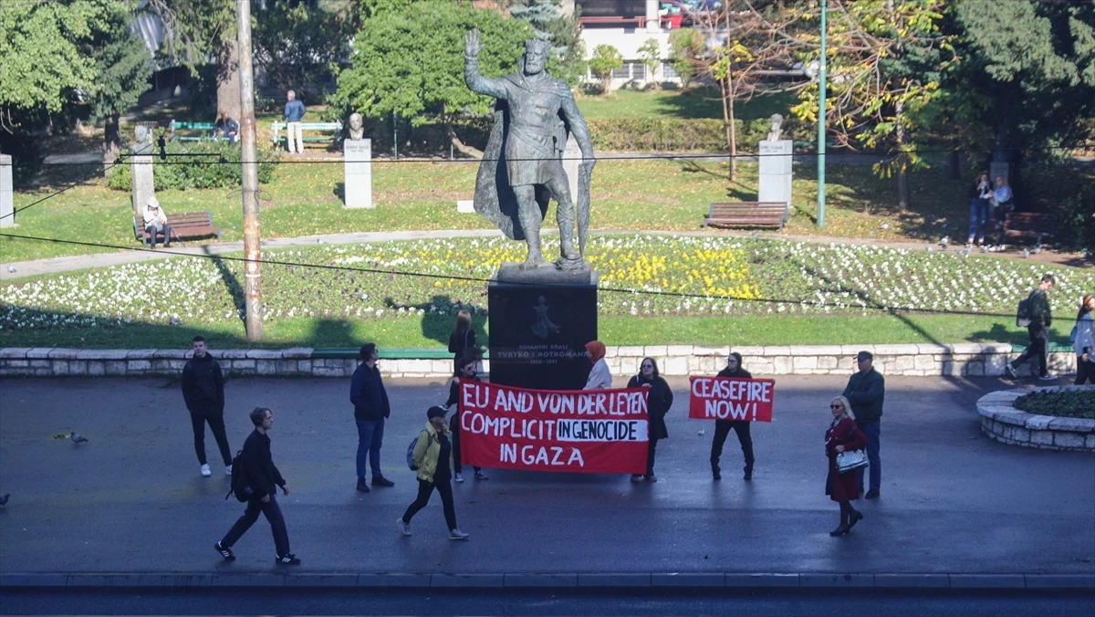 Ispred Predsjedništva BiH istaknut transparent "EU i von der Leyen sudionici u genocidu u Gazi"
