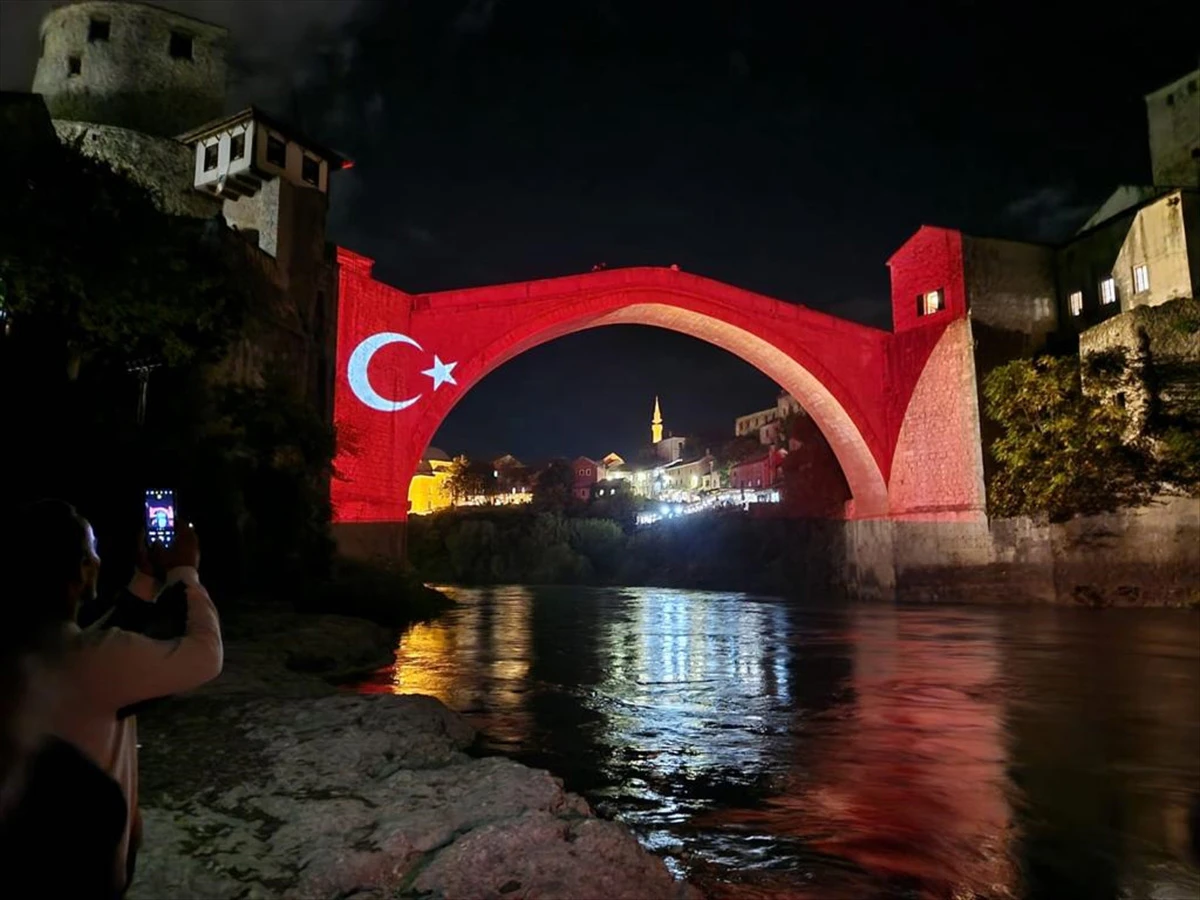 Mostar: Stari most u bojama zastave Turske