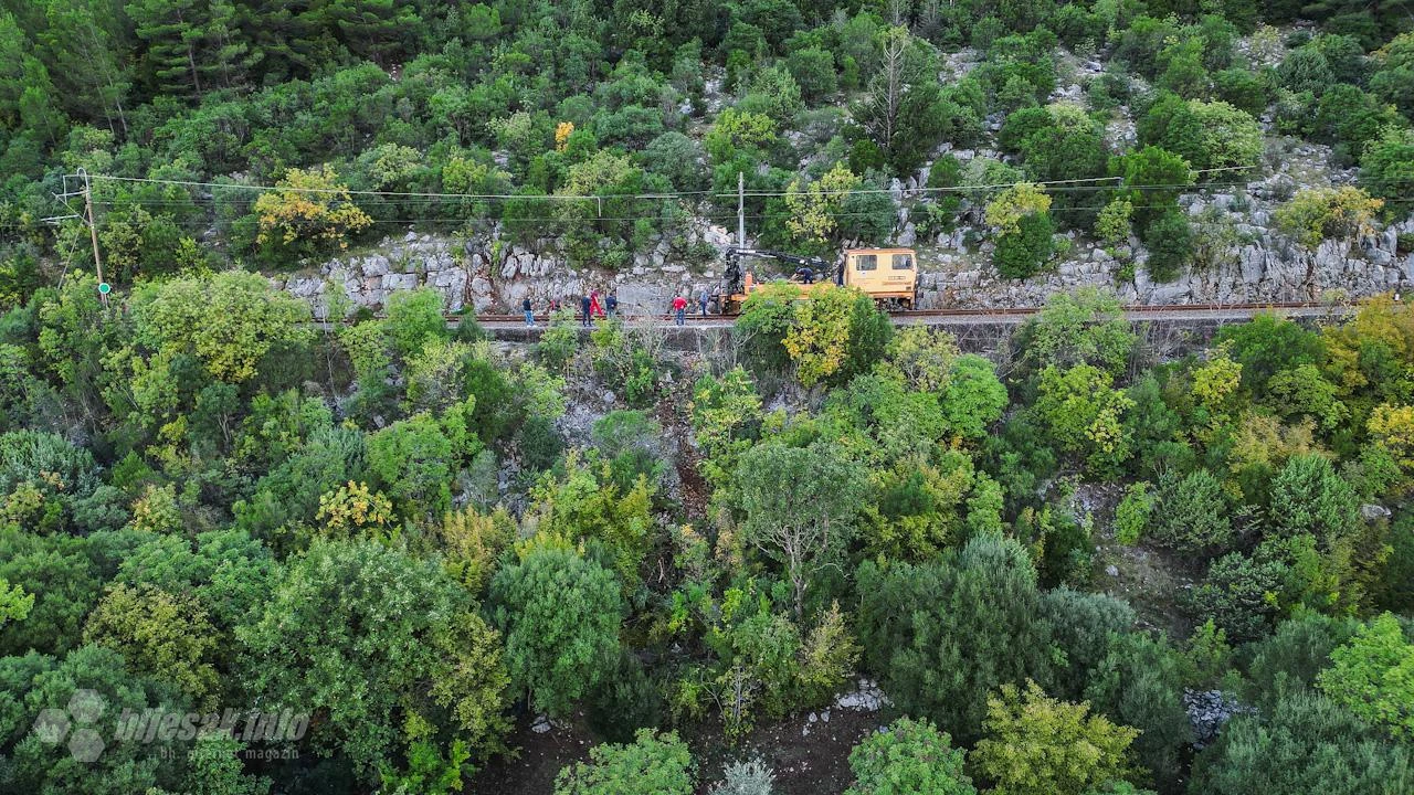 FOTO/VIDEO | Otežan željeznički promet sjeverno od Mostara, stijena oštetila prugu