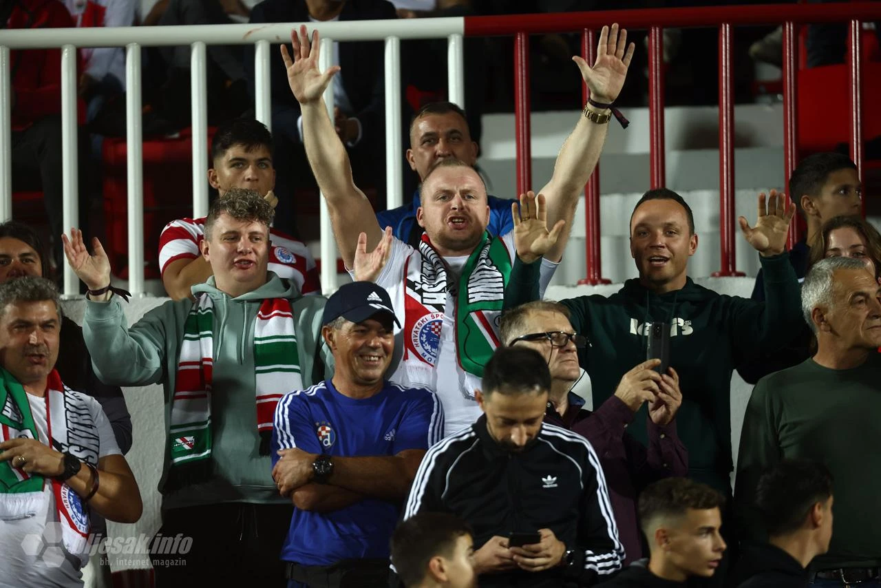 FOTO | Emocije na tribinama - ovako su navijači proživjeli derbi u Mostaru