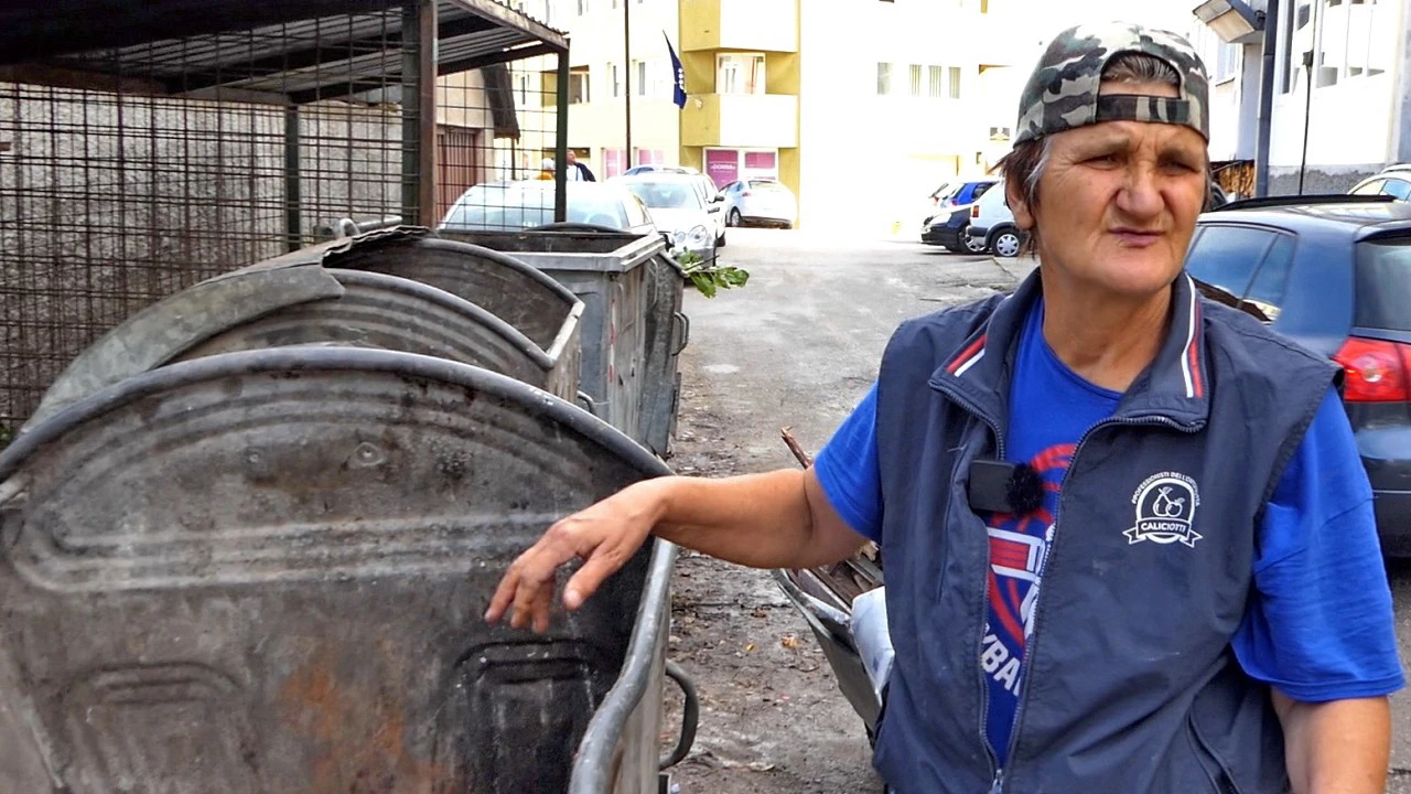 VIDEO | Vadi smeće iz kontenjera kako bi preživjela