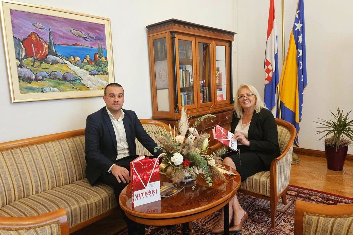 Viteški ljetopis u rukama predsjednice Federacije Lidije Bradara