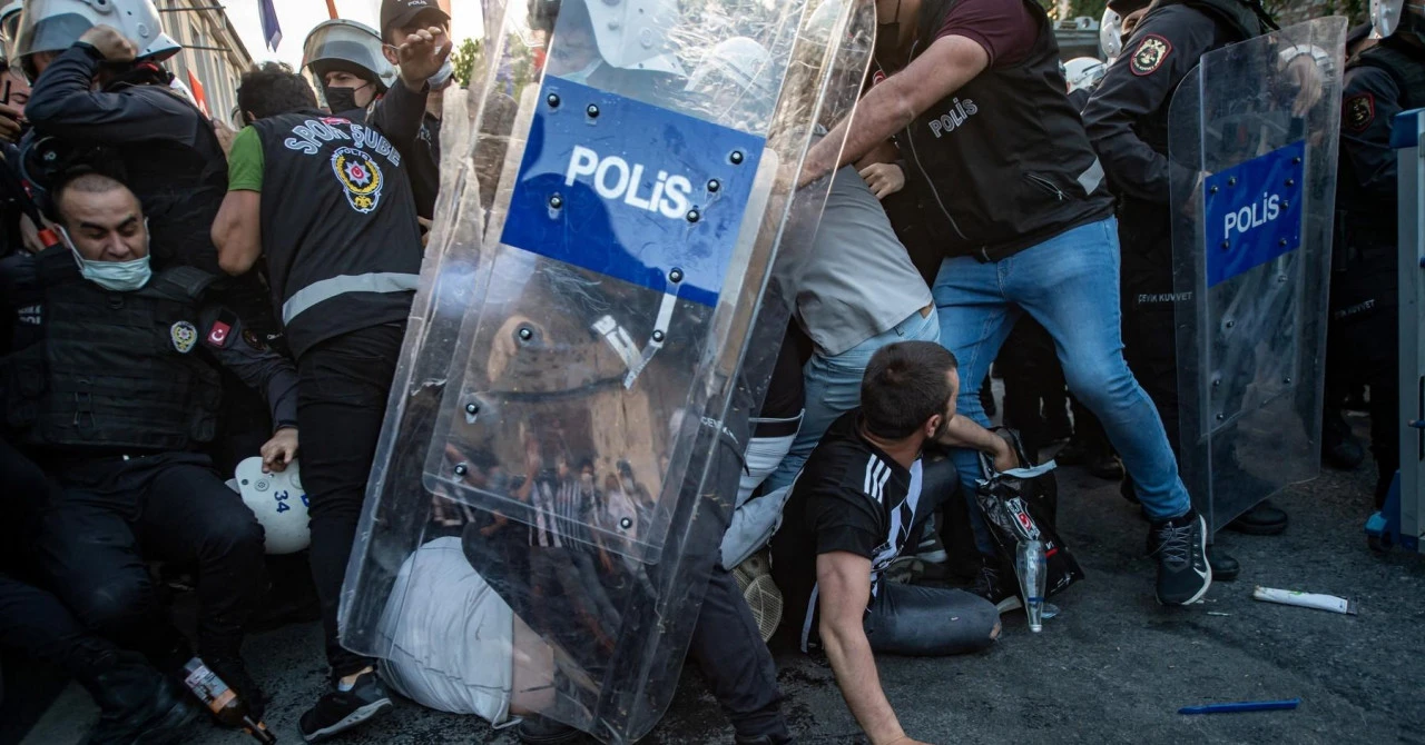 Krvava noć u Istanbulu: Došlo do navijačkih nereda, šake i stolice letjele na sve strane