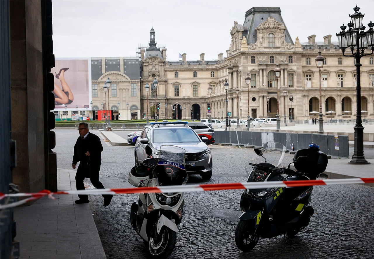 Versailles evakuiran sedam puta u osam dana