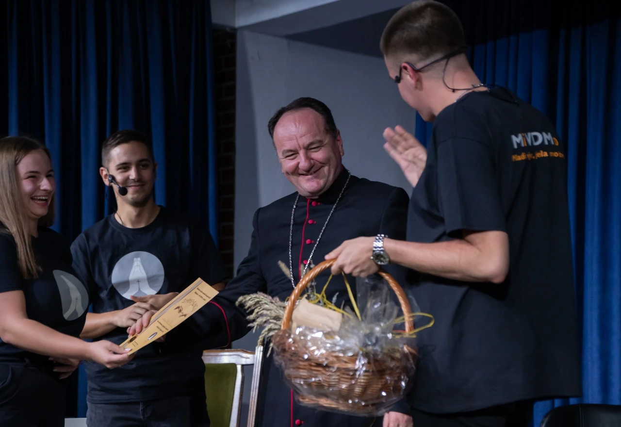 FOTO | Biskup Palić odgovarao na pitanja mladih