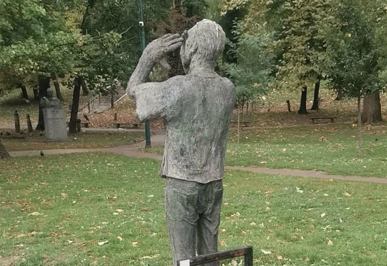 Oštećen spomenik "Nermine, dođi" u Sarajevu, oglasila se i gradonačelnica