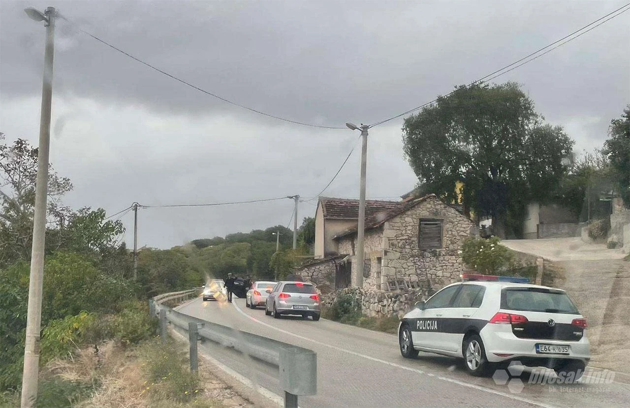 Prometna u Međinama – Automobil završio na krovu