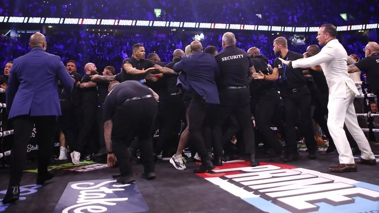 Kaos nakon meča Logana Paula i Dillon Danisa