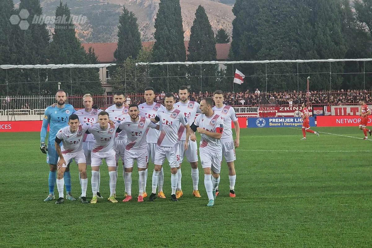 Igrači Zrinjskog s crnim florom na utakmicu