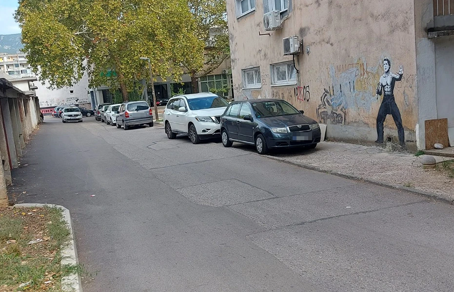 Parkiranje po mostarskim pločnicima - hitna potreba za rješenjem
