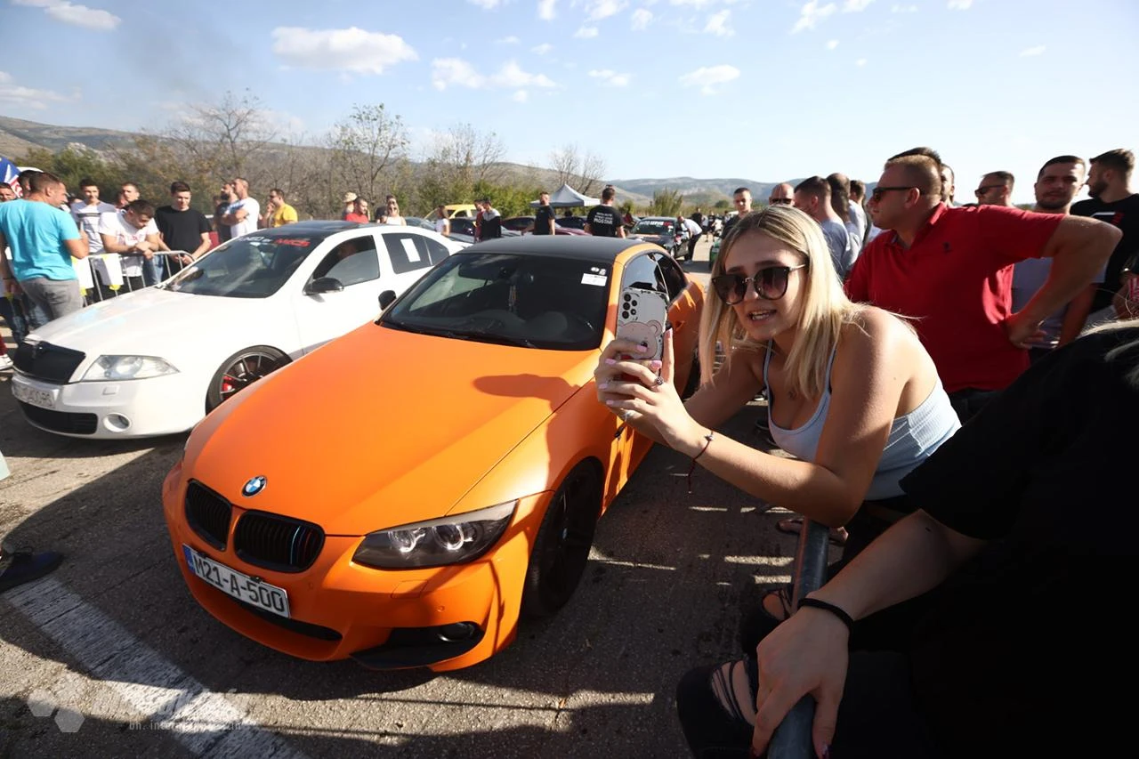 FOTO | ''Bijesne pile'' oduševile na Auto moto street showu Mostar