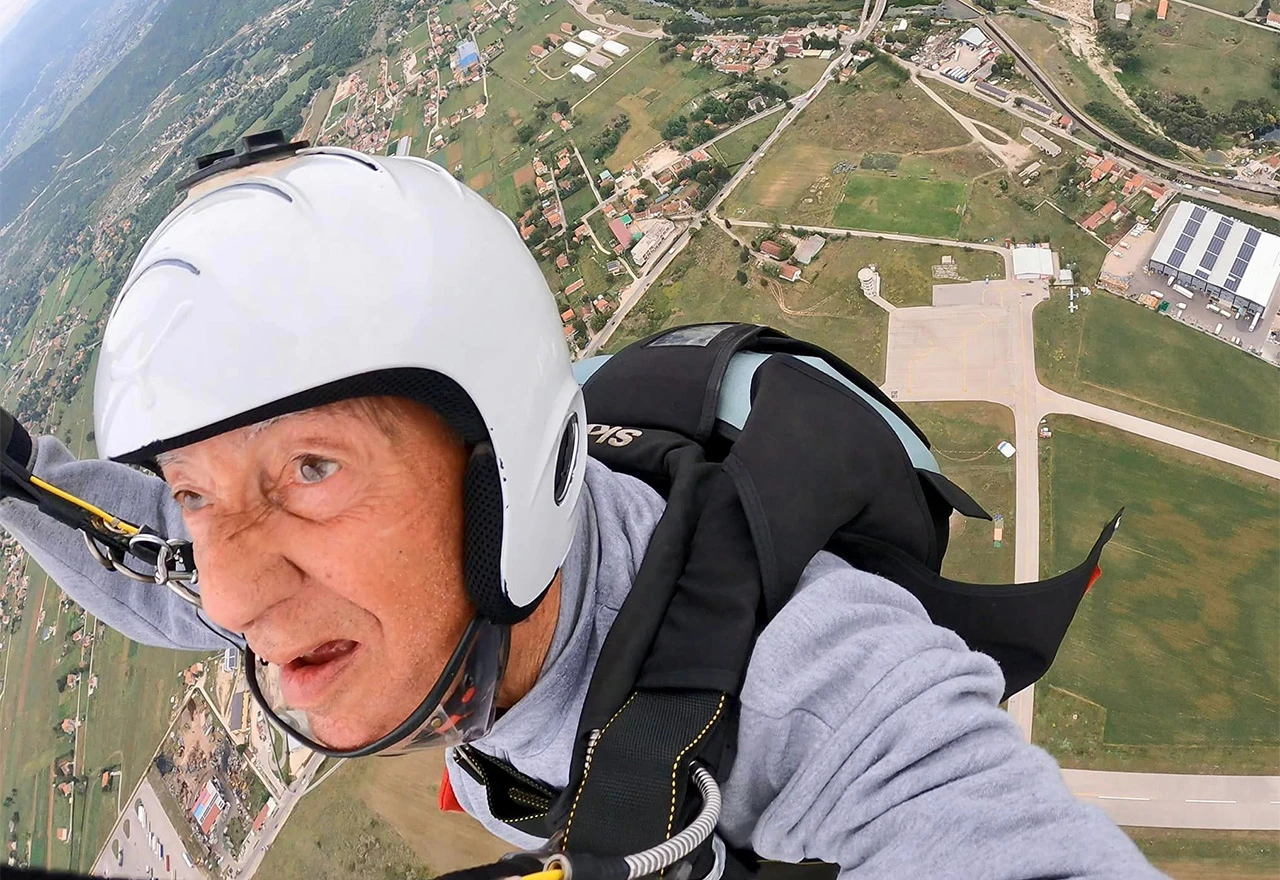 90-godišnji Tuzlak objasnio kako je došlo do nesreće pri skoku s padobranom
