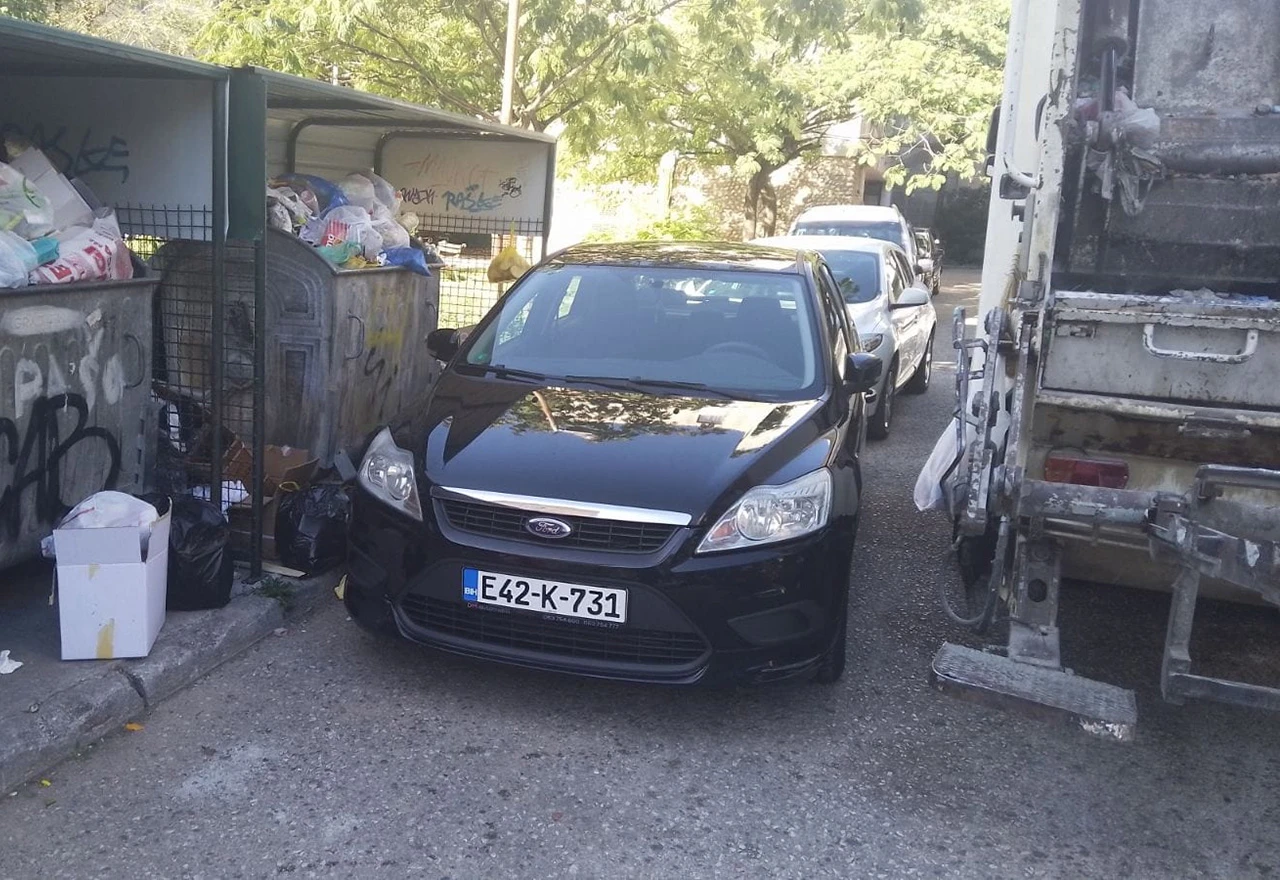 Parkovi se požalili - Ne možemo do kontejnera zbog parkiranih automobila