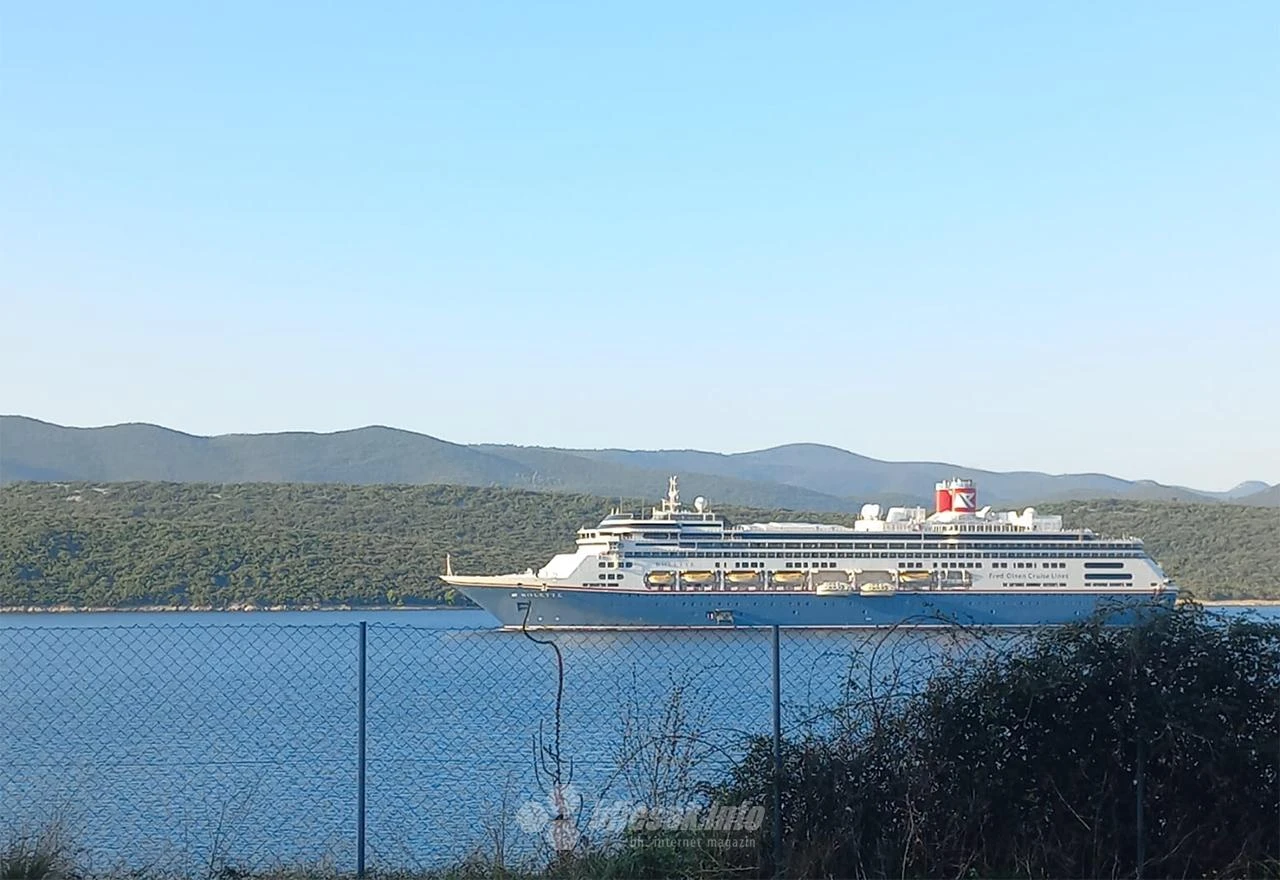 FOTO | Kruzer prošao ispod Pelješkog mosta i uplovio u Neum