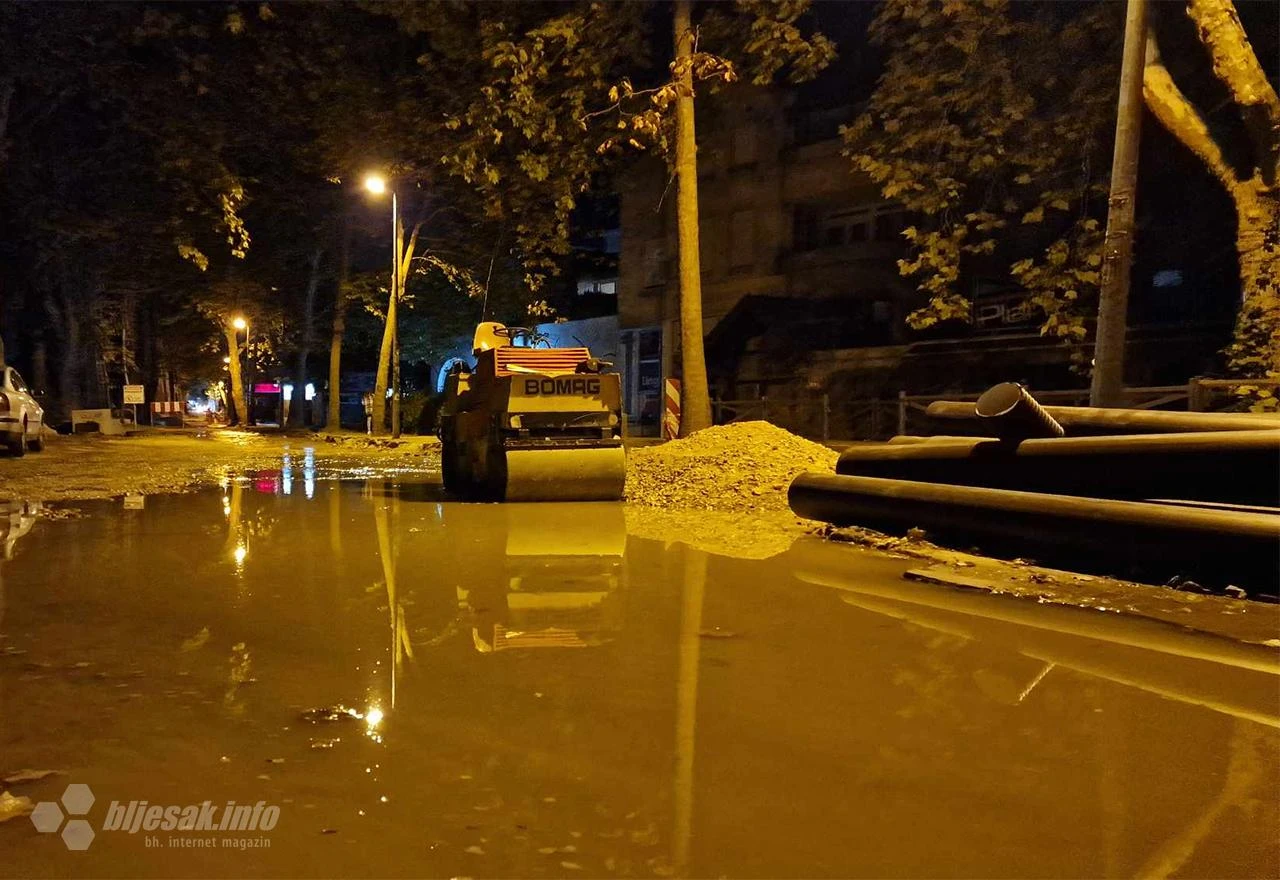 VIDEO | Teče rijeka: Pukla cijev u Ulici Petra Krešimira IV