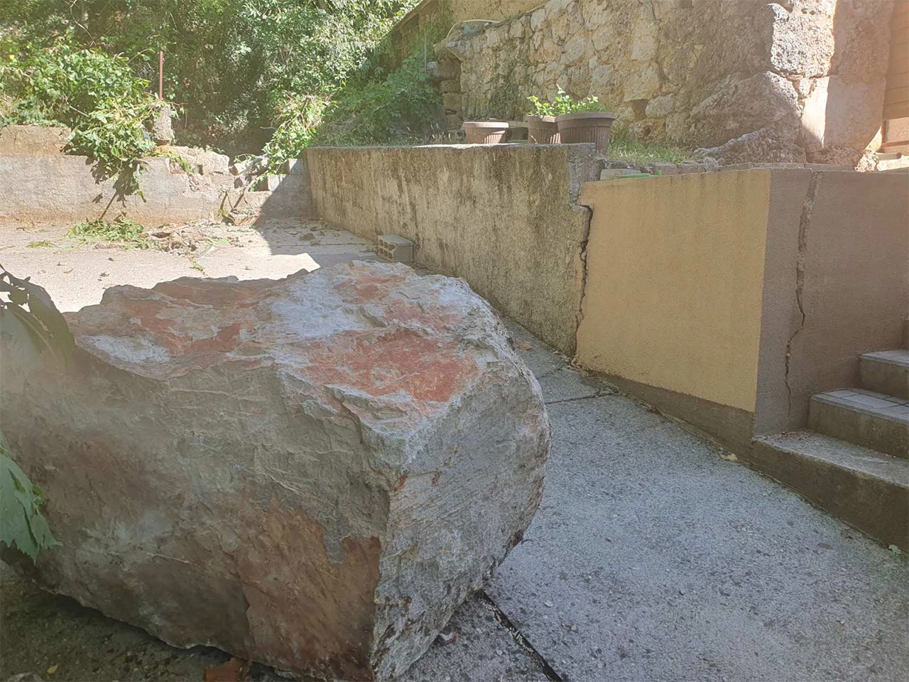 Zbraja se šteta nakon potresa - Urušila se velika stijena u dvorištu kuće, evakuirane škole