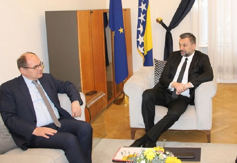 Predani svi papiri oko Christiana Schmidta