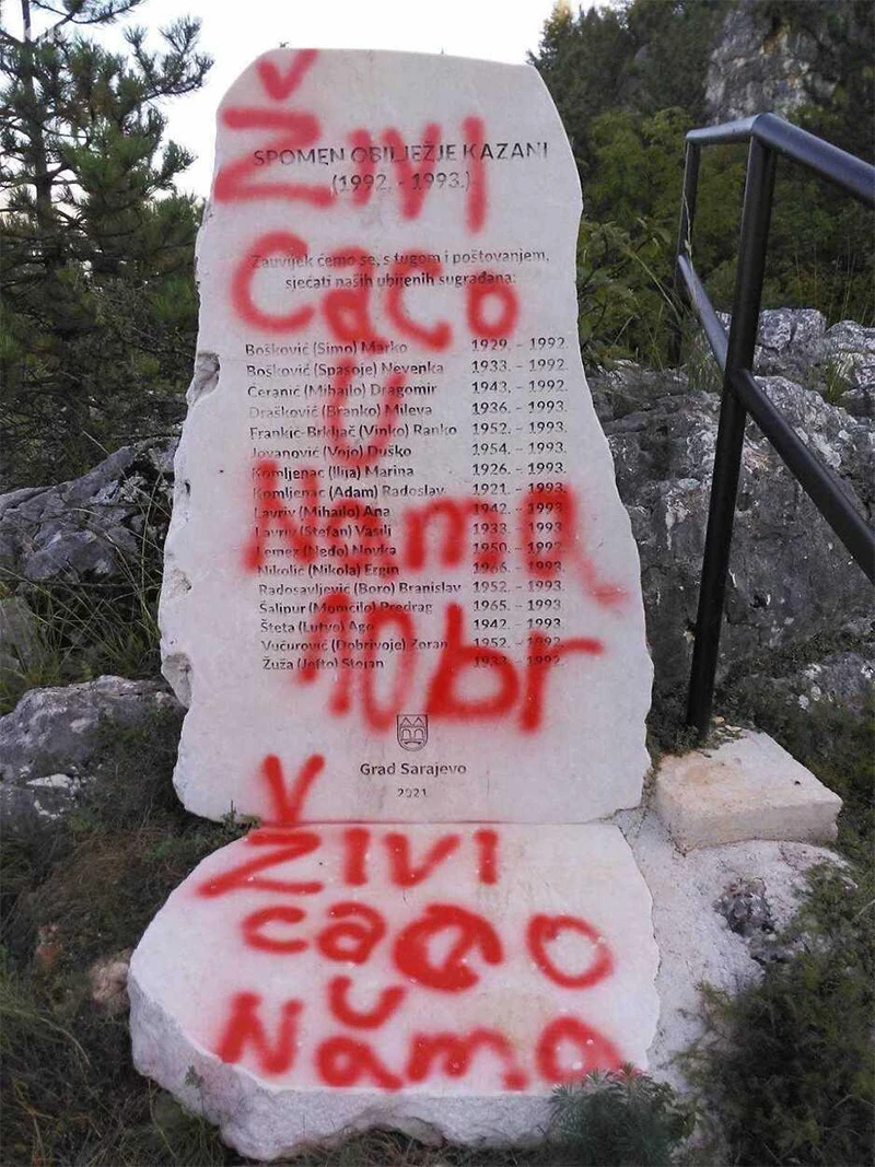 Poruke u čast Caci na spomeniku na Kazanima