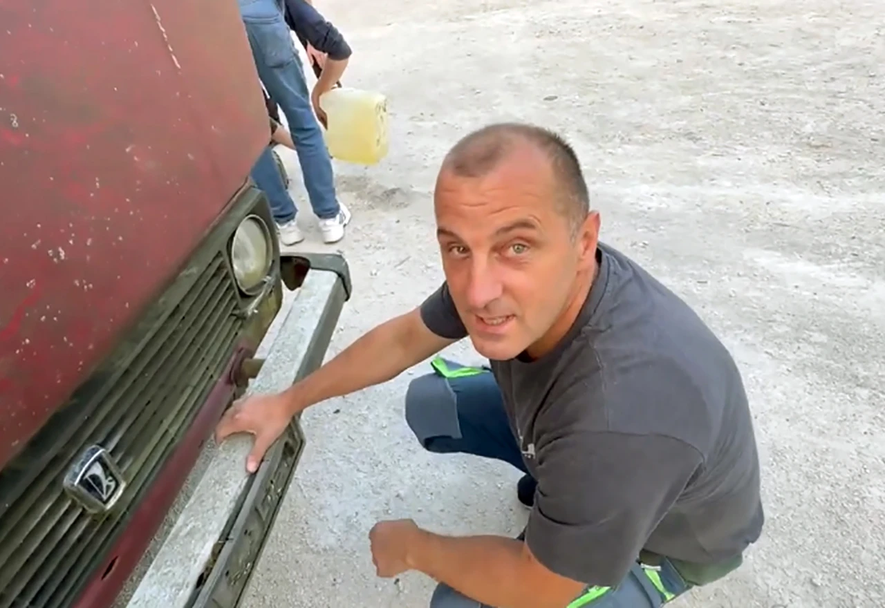 VIDEO | Vesela ekipa kupila Ladu Nivu, evo kako su ju upalili!