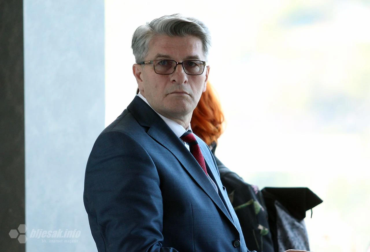 SDA neće iz ruku Izetbegovića