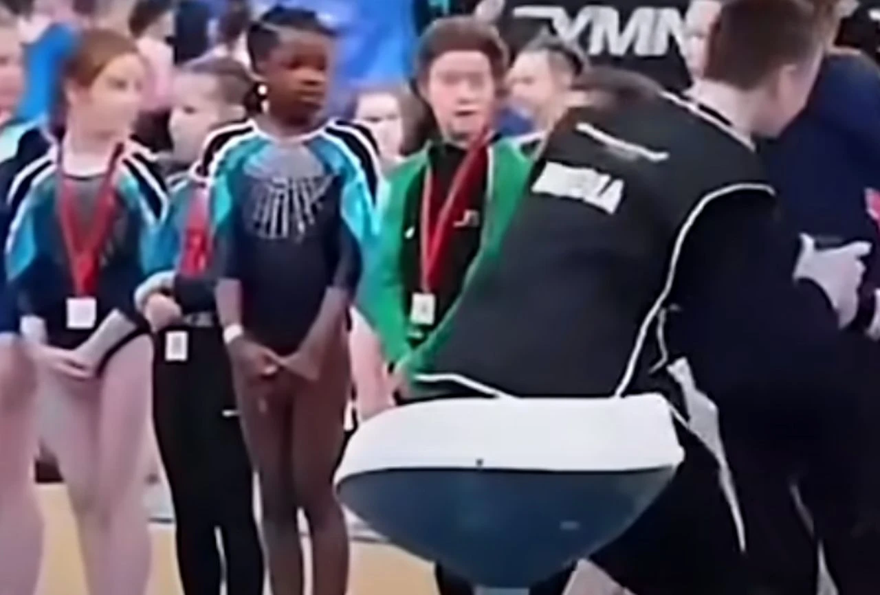 Mlada tamnoputa gimnastičarka preskočena prilikom dodjele medalja