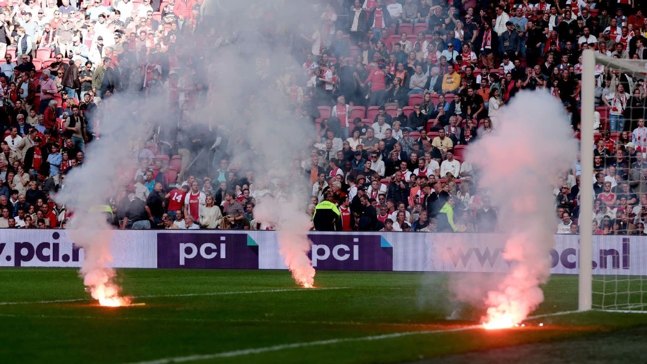 Navijači Ajaxa prekinuli veliki derbi protiv Feyenoorda
