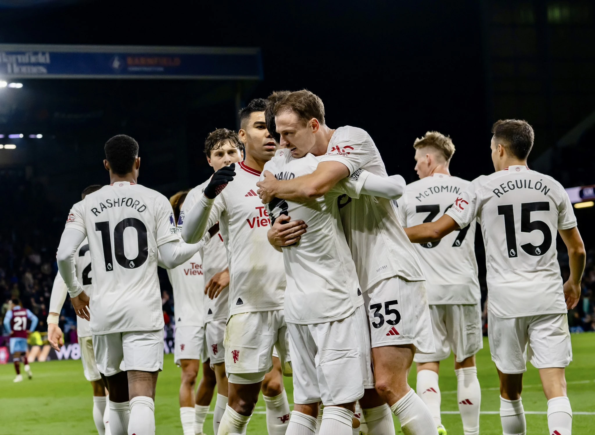 United slavio kod Burnleyja, prva ovosezonska pobjeda Evertona