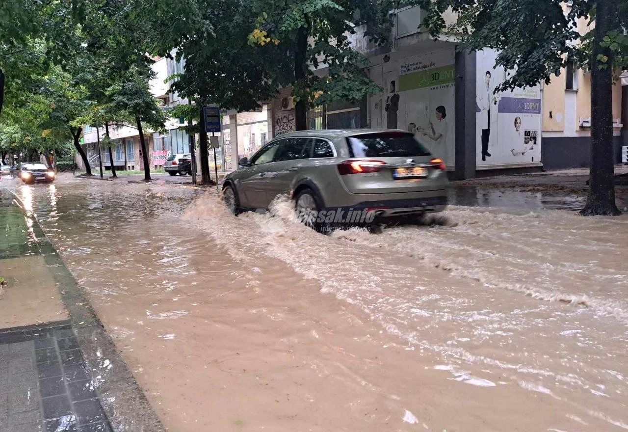 Mostar: Vatrogasci uklanjaju stabla, pod vodom i Ulica kralja Zvonimira 