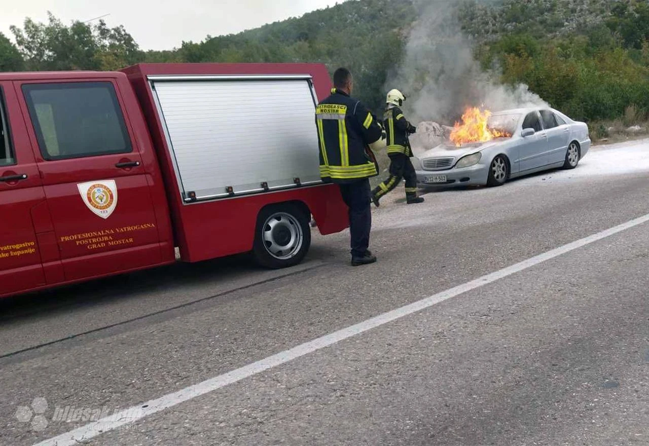 FOTO | Zapalio se Mercedes u Miljkovićima