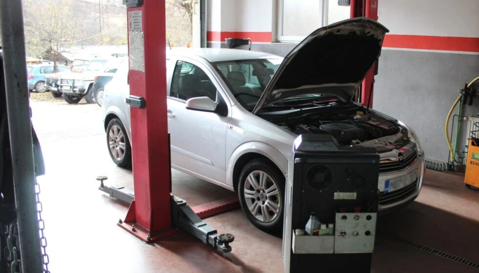 Ukraden auto ispred autoservisa