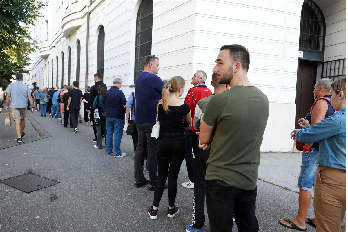 Red za kupnju - Hrvatska šahovnica na kovanici od dva €