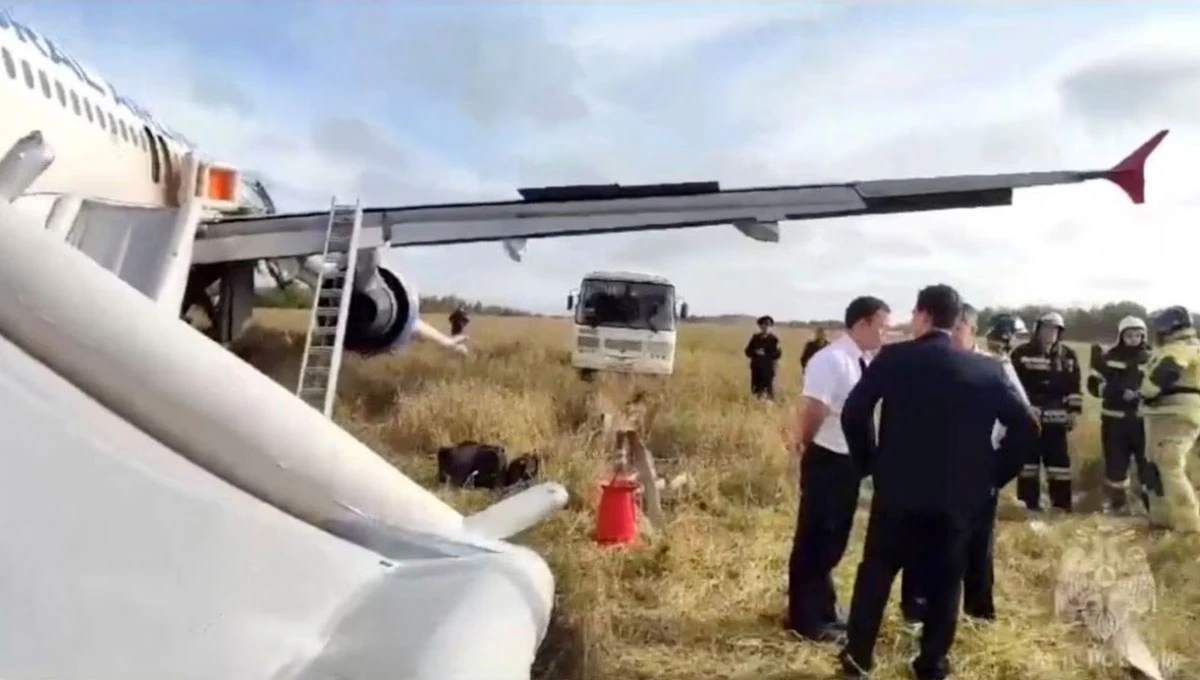 Putnički avion sletio u polje