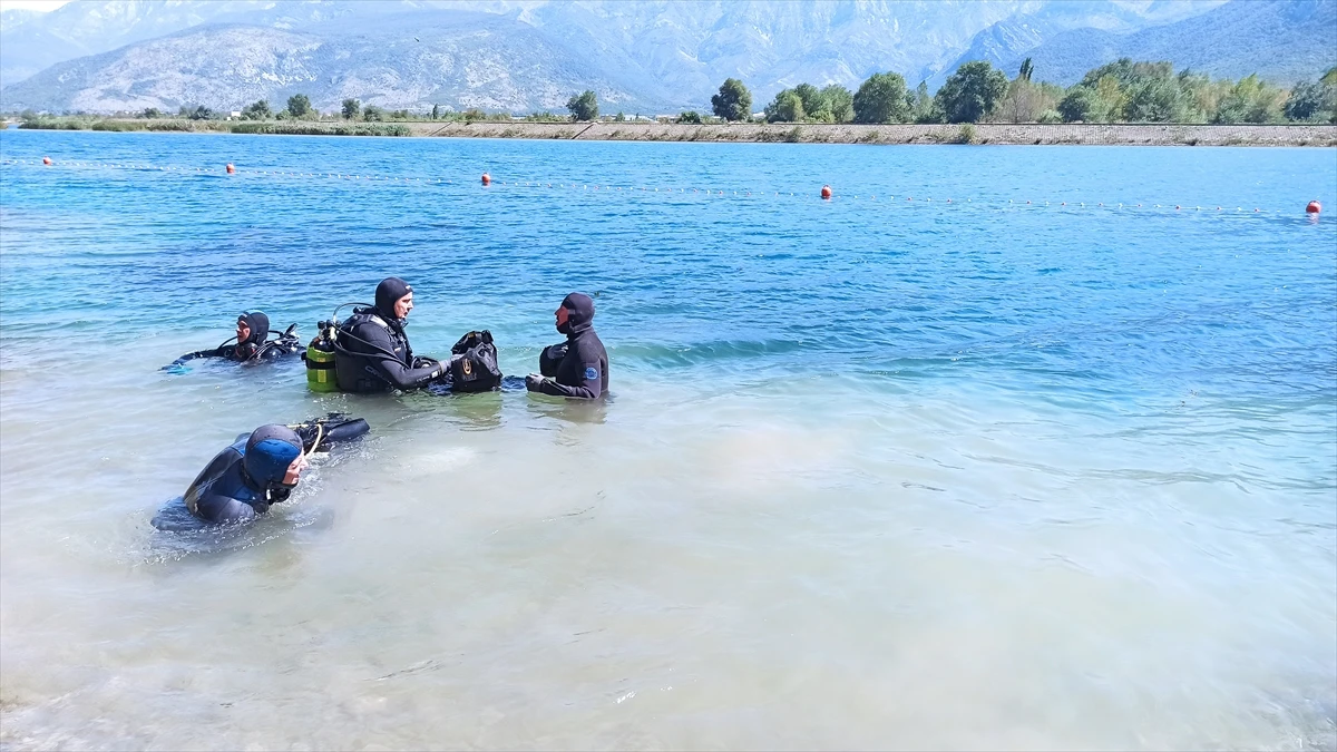 Mostar: Ronioci iz regije čiste i fotografiraju Neretvu ispod površine