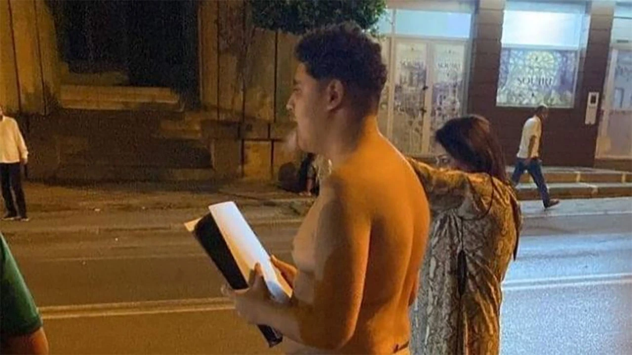 Potres u Maroku: Bez majice pobjegao iz kuće s PlayStationom u ruci, slika postala viralna