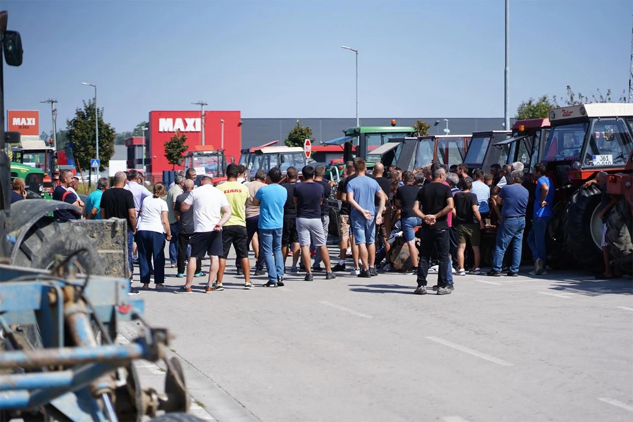 VIDEO | Narode oprostite, ali moramo: Bh. poljoprivrednici blokirali cestu