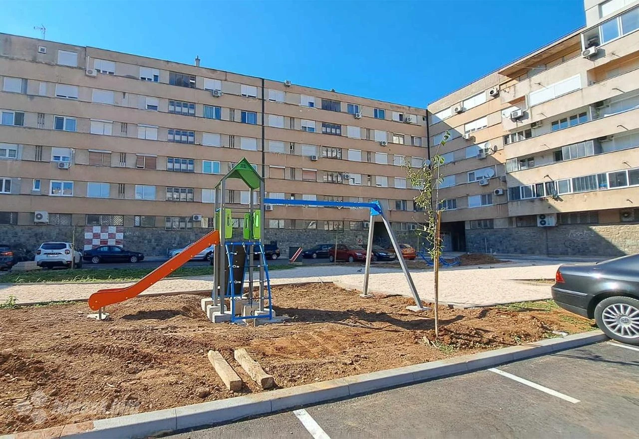 FOTO | Privodi se kraju uređenje dvorišta u parku kod MUP-a