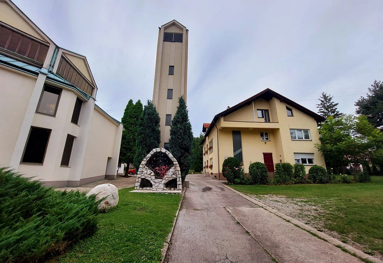 Kakanj: Razbojnik nožem prijetio župniku, vezao ga i opljačkao