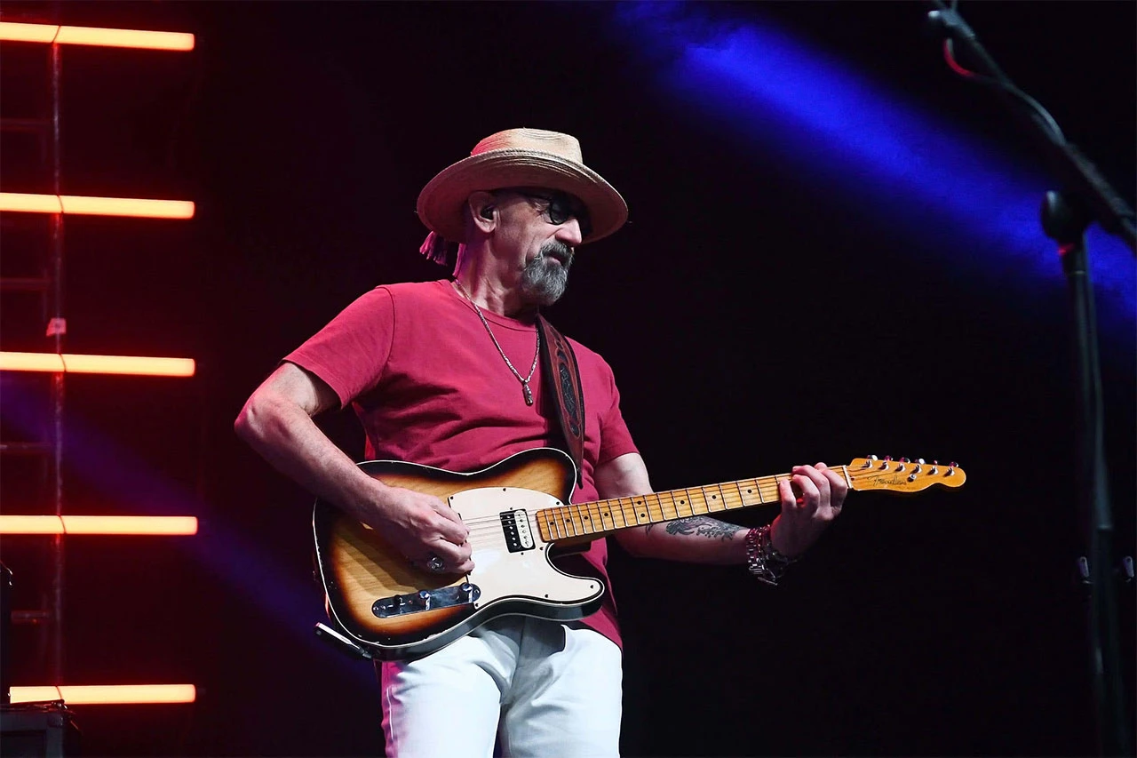 Preminuo gitarist benda Dire Straits