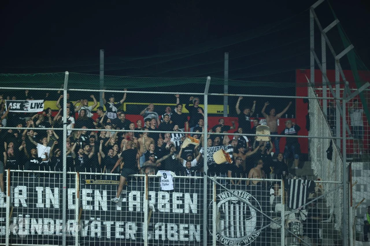 VIDEO | Austrijanci cijelu utakmicu demolirali  stadion, policija nije reagirala