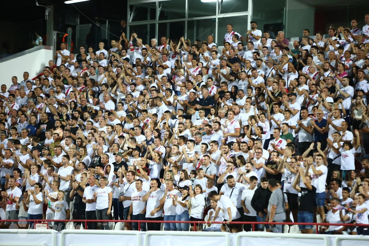 FOTO | Pun stadion Zrinjskog: Navijači traže pobjedu protiv LASK-a