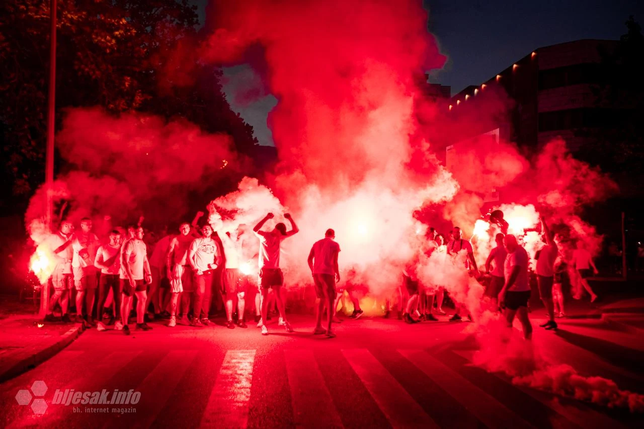 FOTO/VIDEO| Veličanstvenim korteom na ulicama Ultrasi dali podršku Plemićima