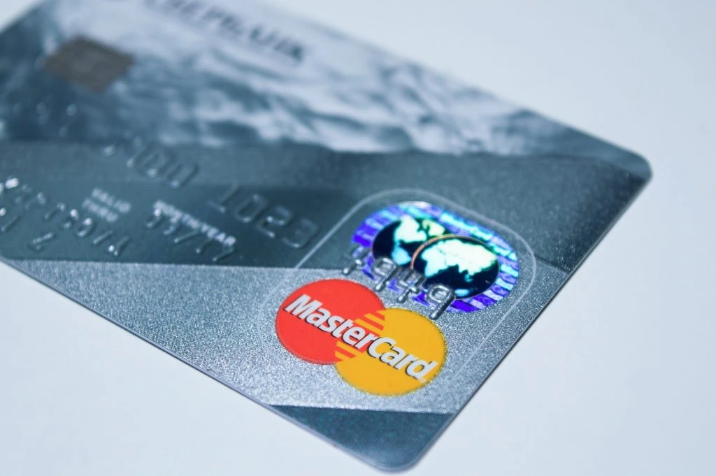 Visa i Mastercard podižu naknade za kartično plaćanje