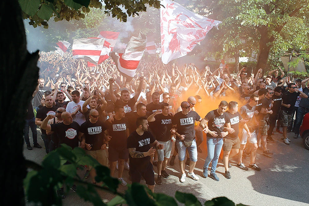 VIDEO | Ultrasi pozvali sve navijače u veliki korteo prije LASK-a