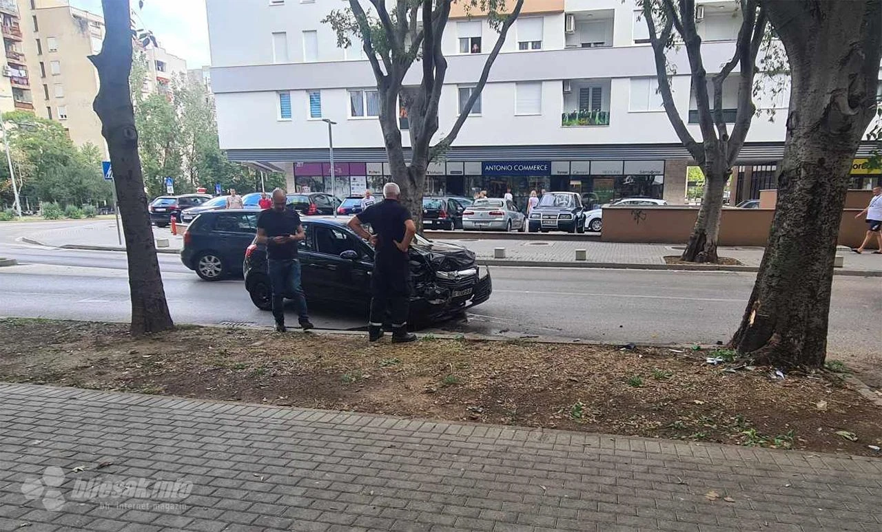 Mostar: Strani državljanin udario u drvo