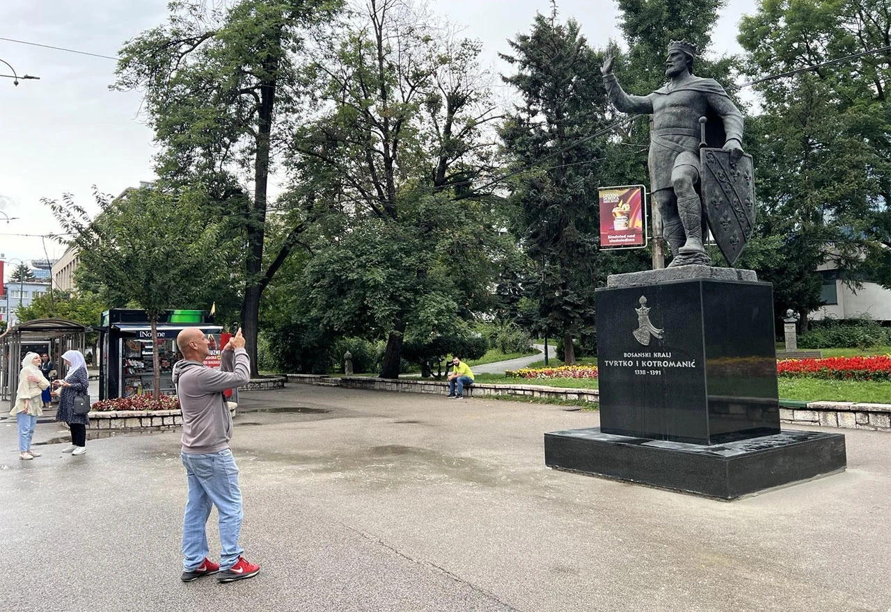 Spomenik - kralj Tvrtko osvanuo ispred zgrade Predsjedništva BiH