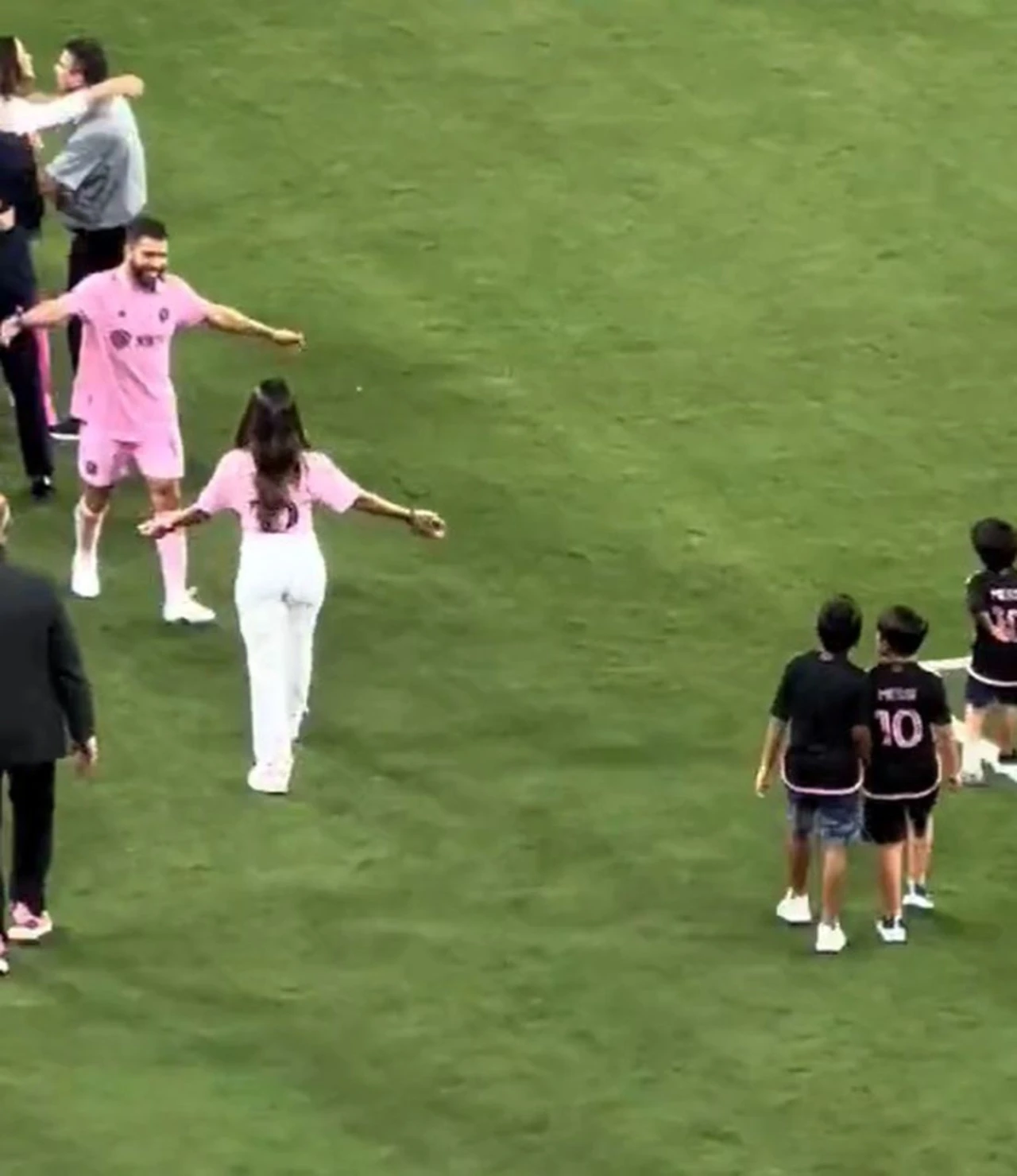 VIDEO | Messijeva supruga otrčala u zagrljaj krivom nogometašu